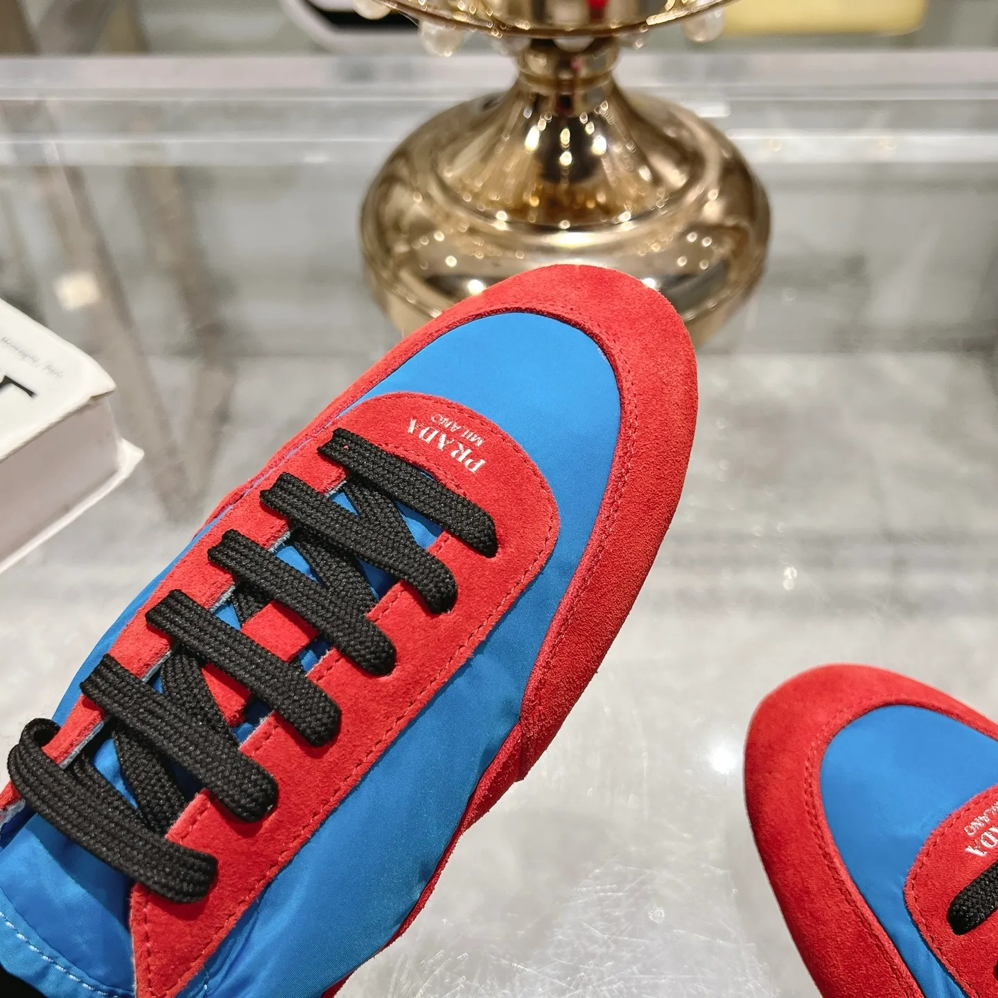 👟👟Ex-factory price 520👟👟Men's size +10 Couple style🎆Prada's new moral training shoes. The upper is suede with texture, and the inner sheepskin is wrapped. It is soft and waxy🎆The insole is thickened with lambskin. It is extremely comfortable to step on, has a sense of support, and feels well wrapped. The shoe shape is full of wrapping, light and easy to wear. A practical casual shoe that makes your legs appear taller! White is clean and refreshing, needed all year round, and can be easily worn with skirts and pants. Upper: imported suede/original molded fabric. Lining: sheepskin. Outsole: rubber outsole! Code number: 35-41 Color: burgundy blue brown green dark green yellow black red gray 9 colors available